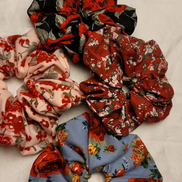 Accessories - Giant scrunchies! 2 for 25$